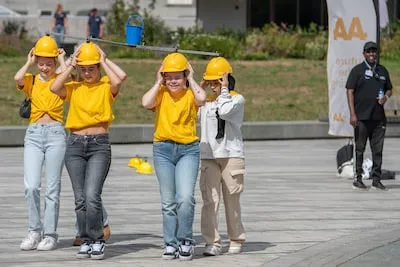 Knotsgekke start in Helmond: mbo’ers stuiteren op skippybalbaan en dansen met vreemden