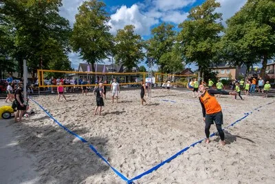 Beachvolleybal RVC voor het eerst in hartje Brouwhuis: ‘Het is nu echt een wijktoernooi’