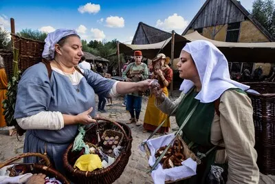 Re-enactors en larpers struinen rond op middeleeuwse jaarmarkt in Eindhoven