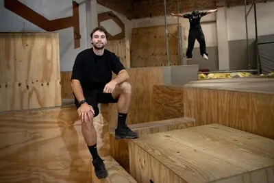 Snelste freerunner van de wereld stapt bij elke nieuwe sprong over zijn angst heen