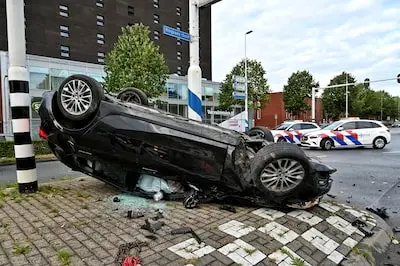 Politieauto slaat over de kop bij wilde achtervolging in Tilburg, verdachte (30) blijkt oude bekende