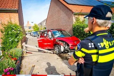 Achtervolging eindigt met flinke crash in woonwijk: auto’s geramd, bewoners geschrokken