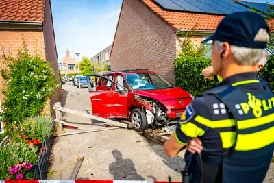 Achtervolging eindigt met crash in woonwijk in Alphen: meerdere auto’s geramd