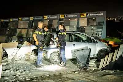 Auto rijdt in op buitenshowroom van bestratingsbedrijf in Alphen