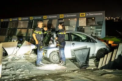 Auto rijdt in op buitenshowroom van bestratingsbedrijf in Alphen aan den Rijn