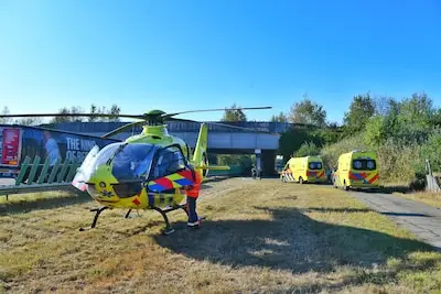 Jongen (17) en vrouw (49) op elektrische fiets botsen frontaal in bocht langs A2 bij Leende, traumahelikopter geland
