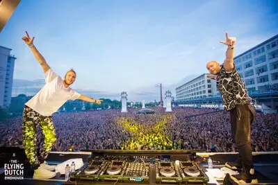Showtek draait na twee jaar weer eens ‘thuis’; Eindhovense dj’s sluiten Lakedance af
