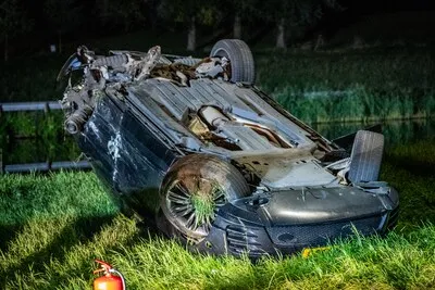 Auto slaat over de kop na harde botsing op de N207 bij Aarlanderveen