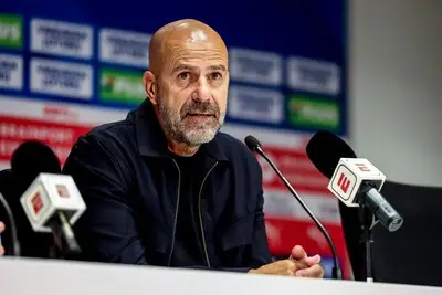 Peter Bosz krijgt in turbulente periode bij PSV spervuur van vragen op zich af: ‘Er zijn heel veel namen de revue gepasseerd’