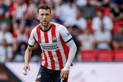 LIVE eredivisie | Noodgedwongen wijzigingen bij PSV: Ivan Perisic in de spits, aanwinst Dennis Man debuteert tegen FC Groningen