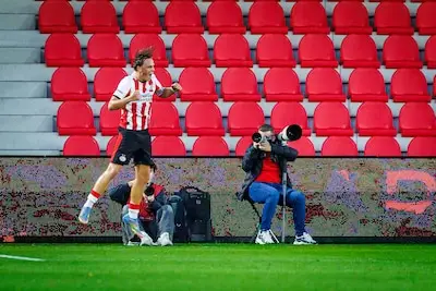 Wéér de volle mep voor Jong PSV, dat na bizar duel met drie (!) onderbrekingen alleen koploper is