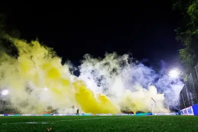 Vitesse-aanhang maakt statement met rookpluim bij Jong PSV-Jong AZ