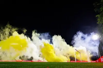 eindhoven 29 08 2025 psv campus de herdgang season 2025 2026 dutch keuken kampioen divisie football match between jong psv and jong az picture shows fireworks on the field thrown by vitesse fans