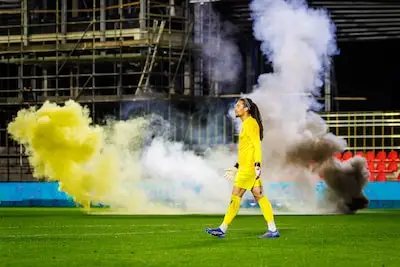‘Veld is heilig’: KNVB hekelt Vitesse-sympathisanten na vuurwerkincident