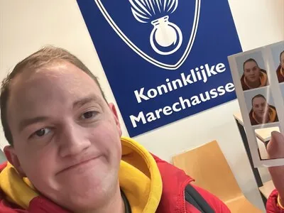 Martijn rende als een bezetene door Eindhoven Airport voor noodpaspoort: ‘Mijn vriendin stond met klapperende tandjes bij de gate’