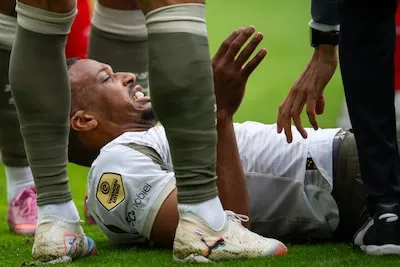 Vrees voor zware schade aan knie Alassane Pléa: moet PSV opnieuw op zoek naar een spits?