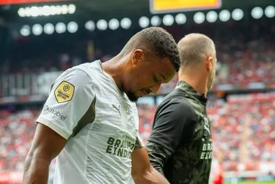 Bittere pil voor PSV: nieuwe spits Alassane Pléa maanden aan de kant met zware knieblessure