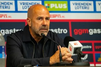 enschede 17 08 2025 stadium grolsch veste season 2025 2026 dutch eredivisie football match between twente and psv picture shows psv coach peter bosz