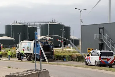 Vuilniswagen rijdt hoogtebegrenzer omver in Tilburg