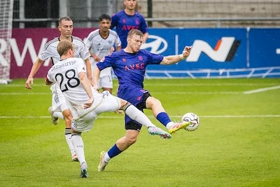 Willem II gaat na tien (!) wissels onderuit op curieuze en troostelo­ze ‘feestmid­dag’