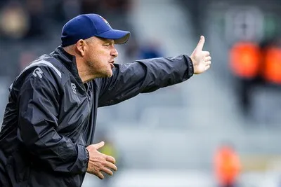 Oh nee, het voetbalseizoen begint: verlies jij je partner elk weekend aan de tv? Wij horen graag jouw verhaal