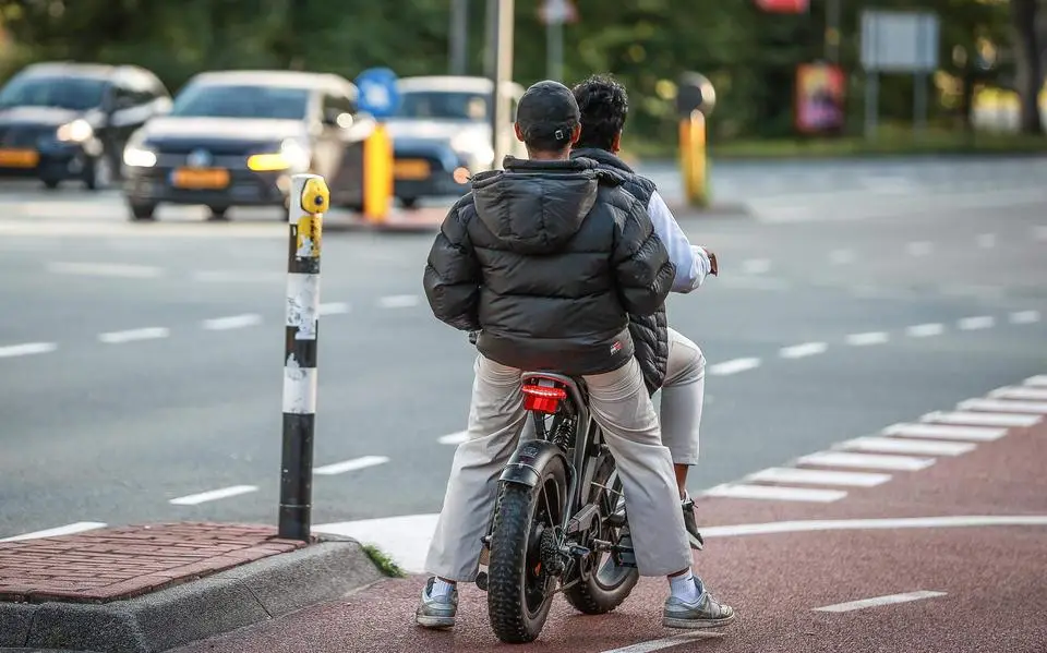 Toch maatregelen tegen fatbike-overlast: minister wil helmplicht voor minderjarigen op álle e-bikes