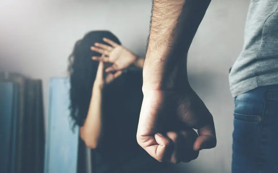 ‘Zelfverdediging’, aldus de Leeuwarder (44) die zijn vrouw met haar hoofd tegen de muur sloeg | LC commentaar