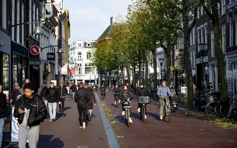 In Leeuwarden rijdt 6 procent van de fietsers met een telefoon in de hand. Hoe zit dat in andere steden?