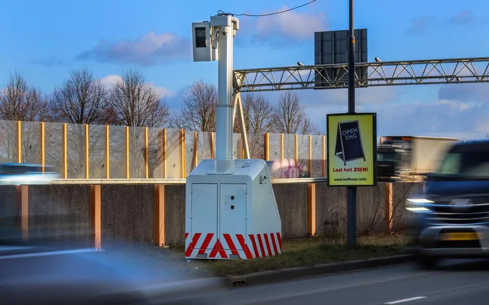 Flitspalen die door hack bij het OM niet werkten, gaan stapsgewijs weer aan: ‘Staan er niet voor niets’