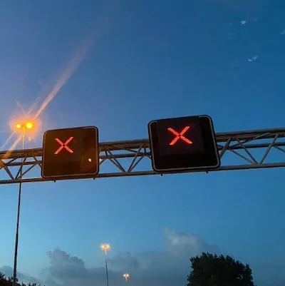 Vrachtwagen rijdt door vangrail op A2 bij Maarheeze, snelweg dicht richting Weert