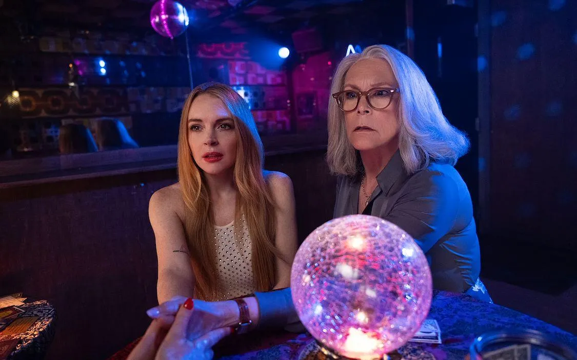 Jamie Lee Curtis en Lindsay Lohan keren terug in flauwe mispeer | ★★☆☆☆
