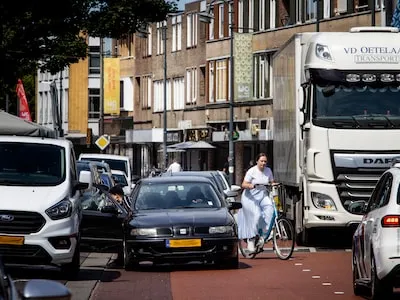 Bewoners zijn helemaal klaar met overlast in de Kruisstraat en halen 1650 handtekeningen op: ‘Da’s een zetel, hè!’