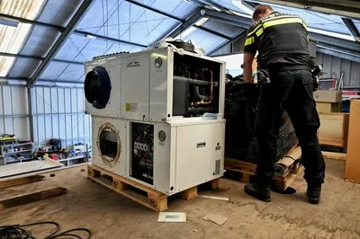 Politie spreekt eigenaar Tilburgse loods tegen: binnen lag zuur ‘voor MDMA’ en dure apparatuur voor kweken hennep