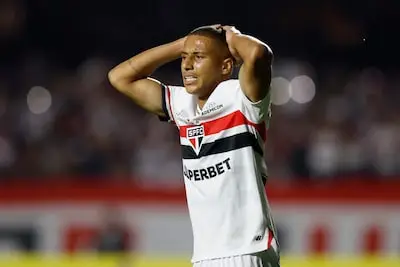 PSV stapje voor stapje wat dichter bij komst van Braziliaan Carmo, die zelf graag naar Eindhoven wil