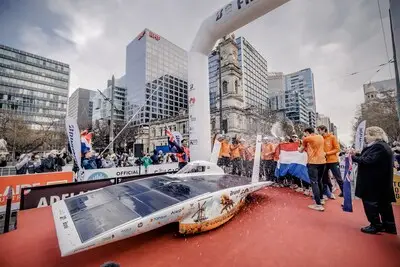 Jules Teeuwen uit Budel wint met Delftse studenten na jaren weer het WK zonneracen in Australië