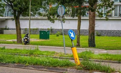 Scooterrijder naar ziekenhuis na botsing met paaltje op President Kennedylaan in Alphen aan den Rijn