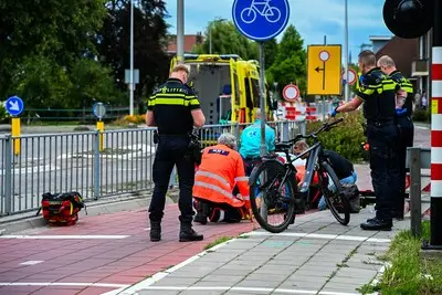 Traumahelikopter landt voor gevallen fietser op de Zijde in Boskoop