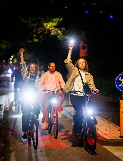 Actievoerende fietssters trekken massaal door centrum Tilburg: ‘Wij eisen de nacht op!’