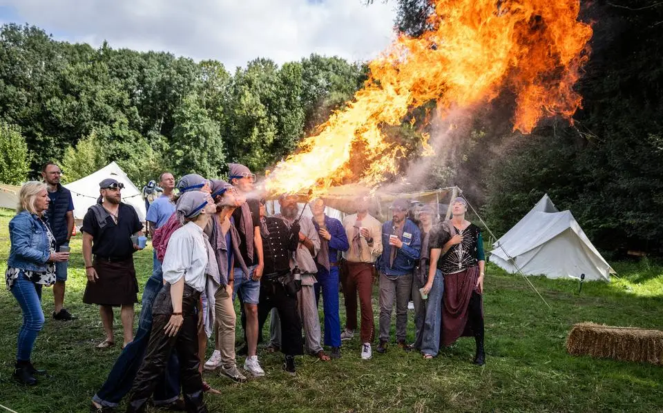 Gespannen gezichten bij les in vuurspuwen. ‘Denk erom, de rook is nog het gevaarlijkst’
