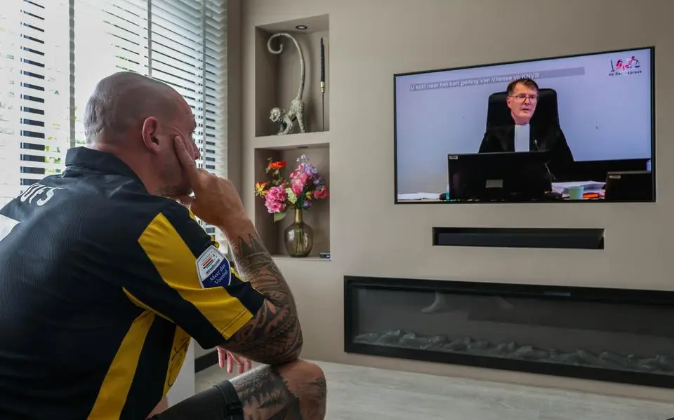 Rinze (42) uit Sneek ziet zijn club Vitesse uit profvoetbal verdwijnen: ‘Een mokerslag’