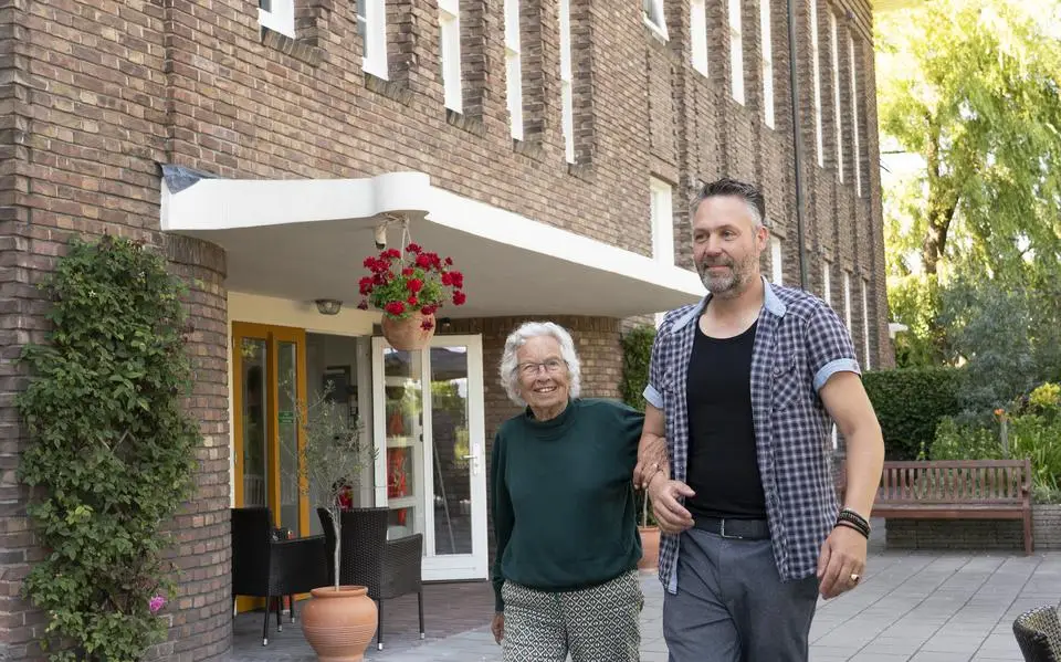 Sense (47) uit Minnertsga was bouwvakker, maar verzorgt nu mensen met dementie. ‘Ik jou harren in gefoel fan feilichheid’