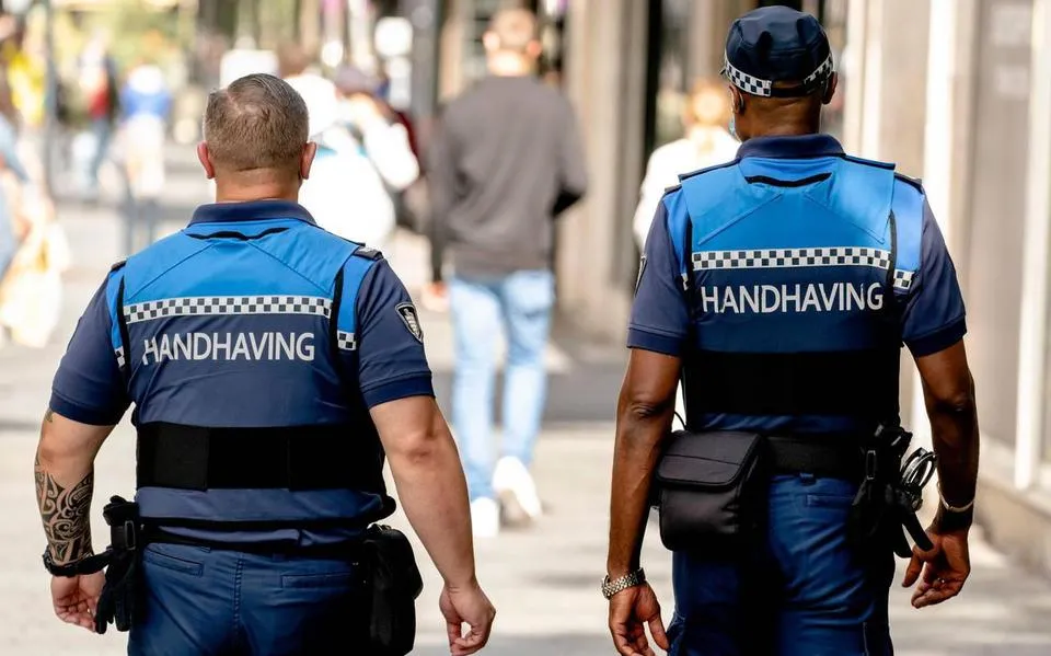 Boa-baas verrijkte zichzelf met schimmige handeltjes: ‘Hij kocht restpartijen op met geld van Veiligheidszorg Drenthe’ | podcast Radio Ramkraak