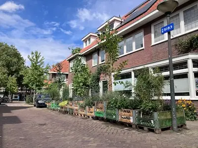 Straatexperiment Vonderkwartier lijkt aan te slaan: ‘Eindje verderop parkeren is voor mij geen probleem’