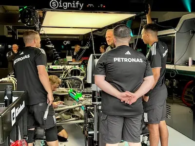 Blauwe lucht op commando: hoe een Eindhovens lichtbedrijf het leven van F1-coureur George Russell verlicht