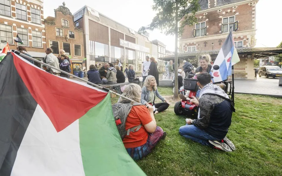 Geen lawaai bij protest in Leeuwarden voor Palestijnen, maar in gesprek met elkaar: ‘Zó onrechtvaardig’