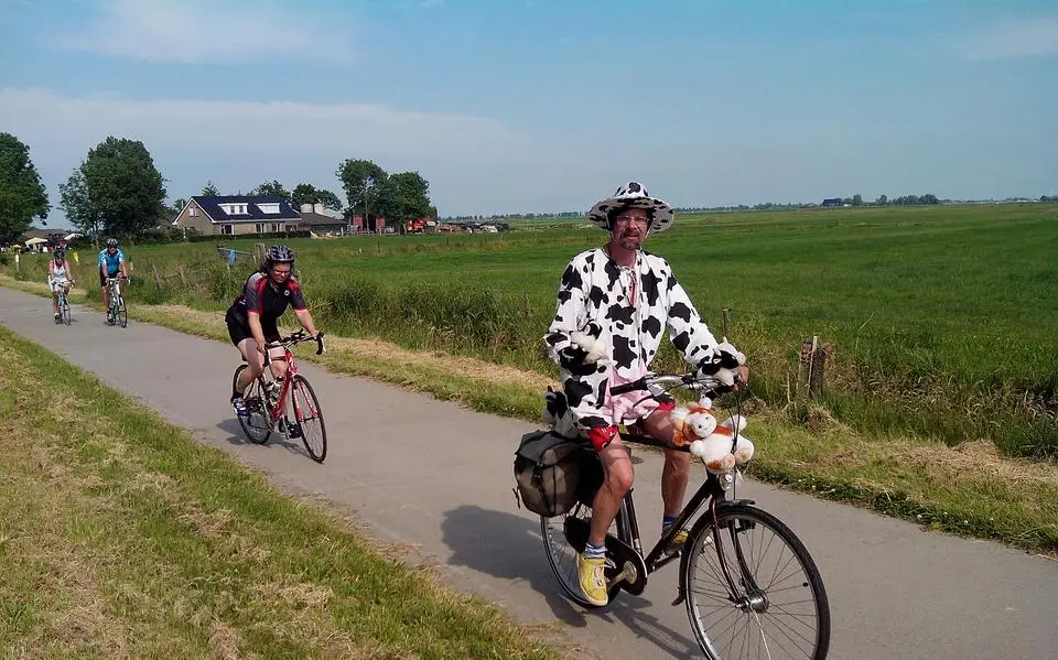 Wandelende stierenencyclopedie Jan de Koeienman (64) uit Hantumerútbuorren verzamelde een miljoen spermarietjes. ‘Fan sa’n ien as Jan hasto gjin tsien yn in bakje’