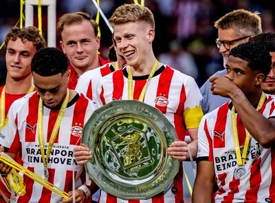 O nee, het voetbalseizoen begint: verlies jij je partner elk weekend aan de tv? Wij horen graag jouw verhaal