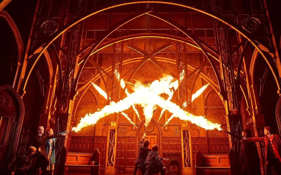 Kijkje achter de schermen bij Harry Potter op Broadway: vliegende stoelen, klapperende boeken en bizarre verdwijntrucs