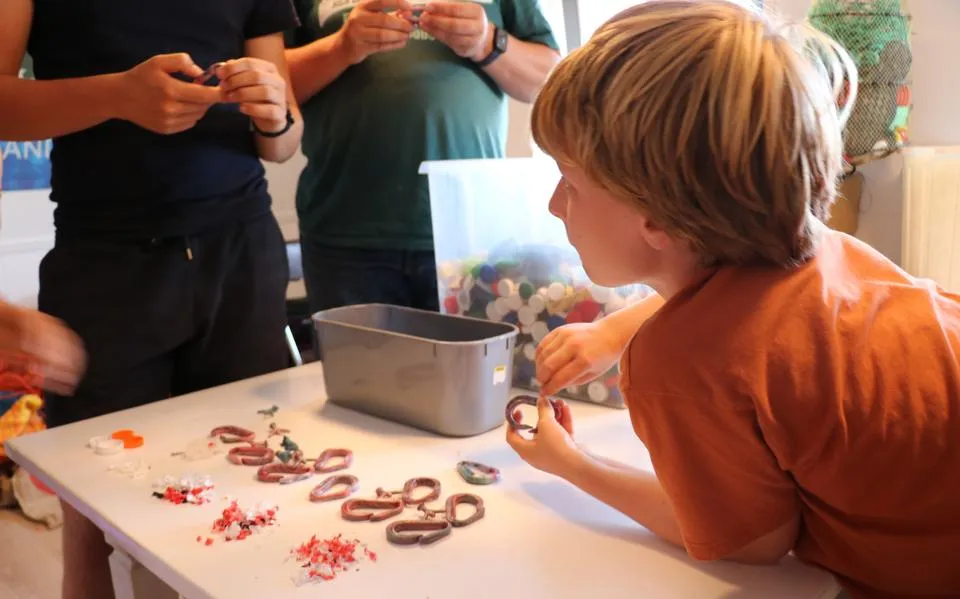 Met aangespoeld plastic kun je heel leuke dingen doen. Kijk maar op Terschelling
