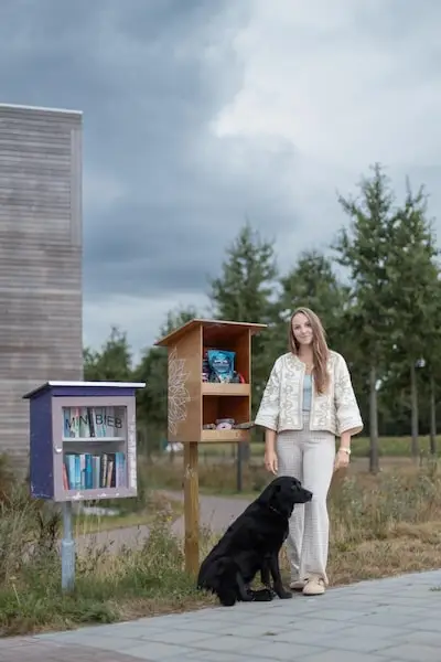 Samen voor honden in Brandevoort: buurt helpt Laura na diefstal uit deelkastje